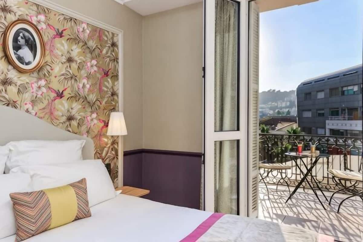 Premium bedding, in-room safe, iron/ironing board (on request)