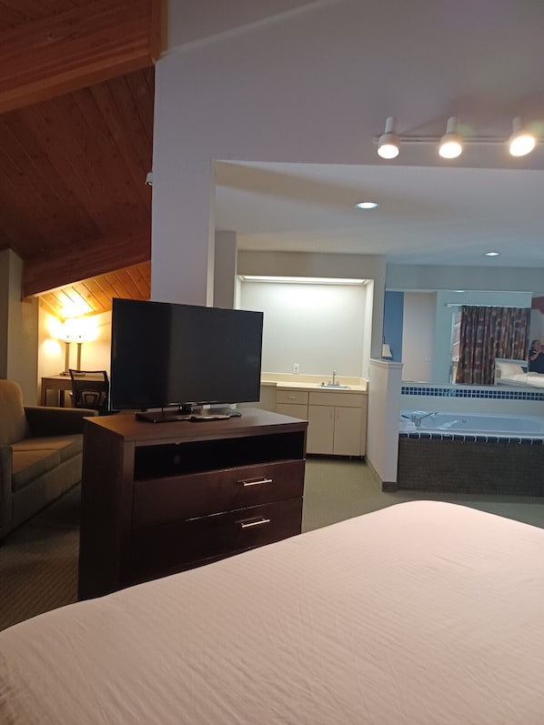 Executive Studio Suite, 1 King Bed, Non Smoking | Premium bedding, desk, iron/ironing board, rollaway beds - City Express By Marriott Freeport (Freeport)