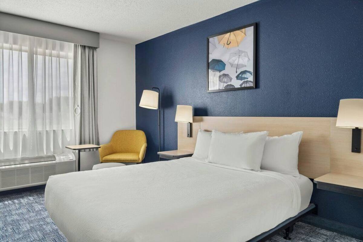 Kamer, 1 queensize bed | Luxe beddengoed, een bureau, een laptopwerkplek