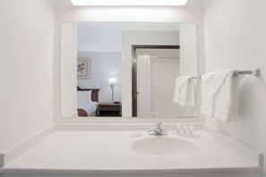 Combined shower/tub, free toiletries, hair dryer, towels