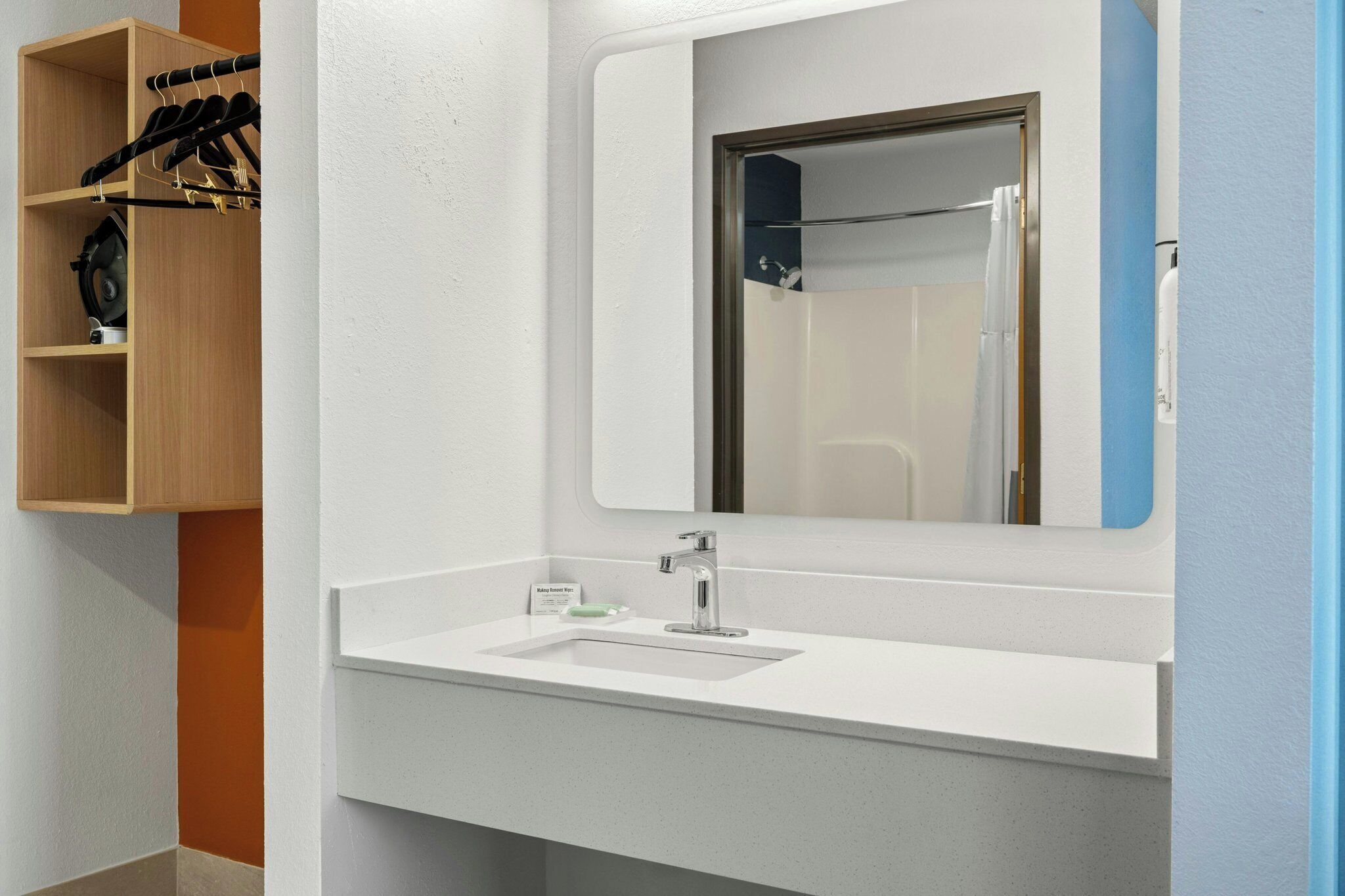 Combined shower/bathtub, free toiletries, hair dryer, towels