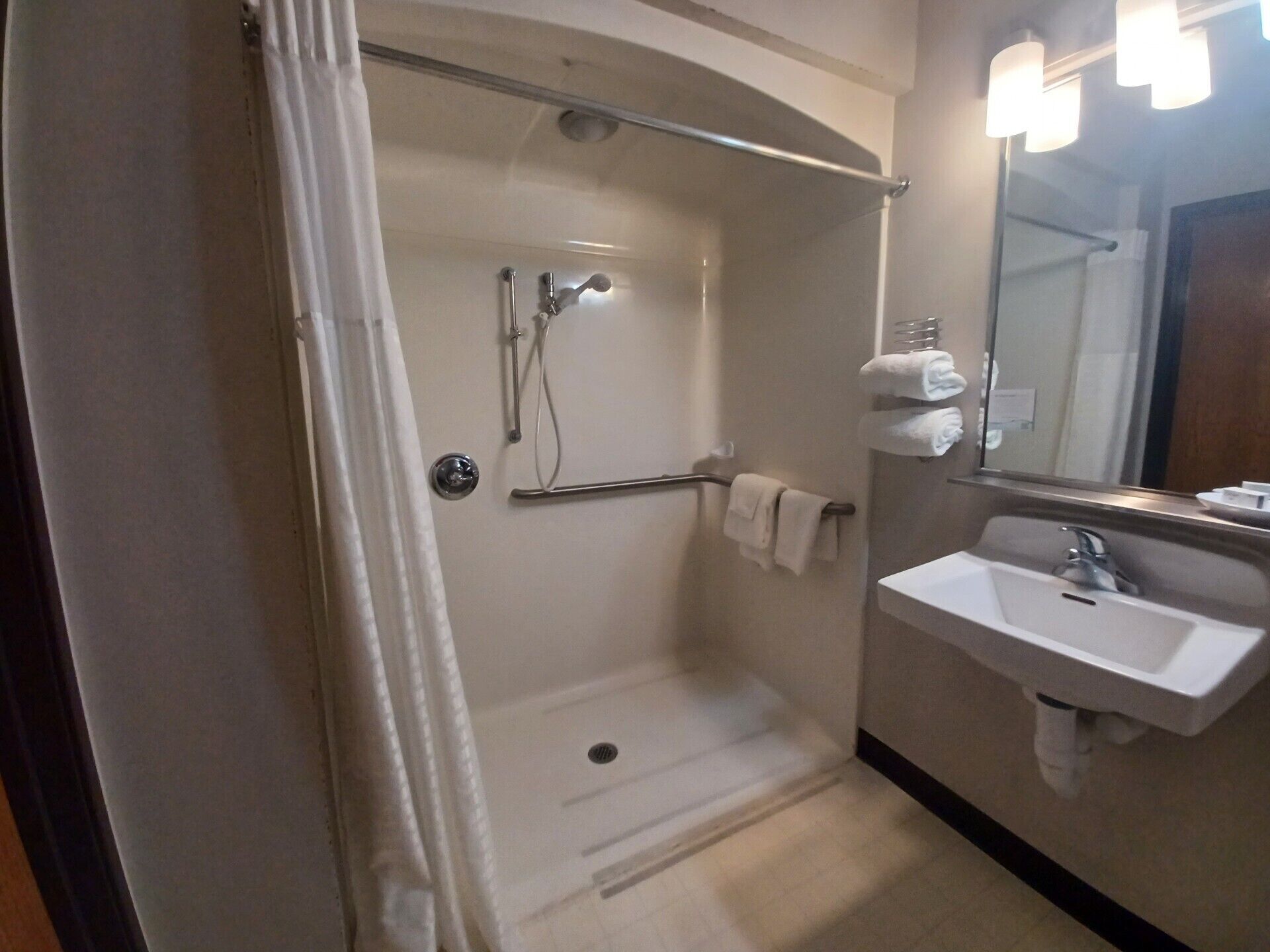 Quarto casal, acessível | Banheiro | Chuveiro/banheira combinados, produtos de toalete grátis