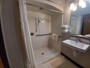 Camera doppia, accessibile ai disabili | Bagno | Combinazione doccia/vasca, set di cortesia gratuito, asciugacapelli