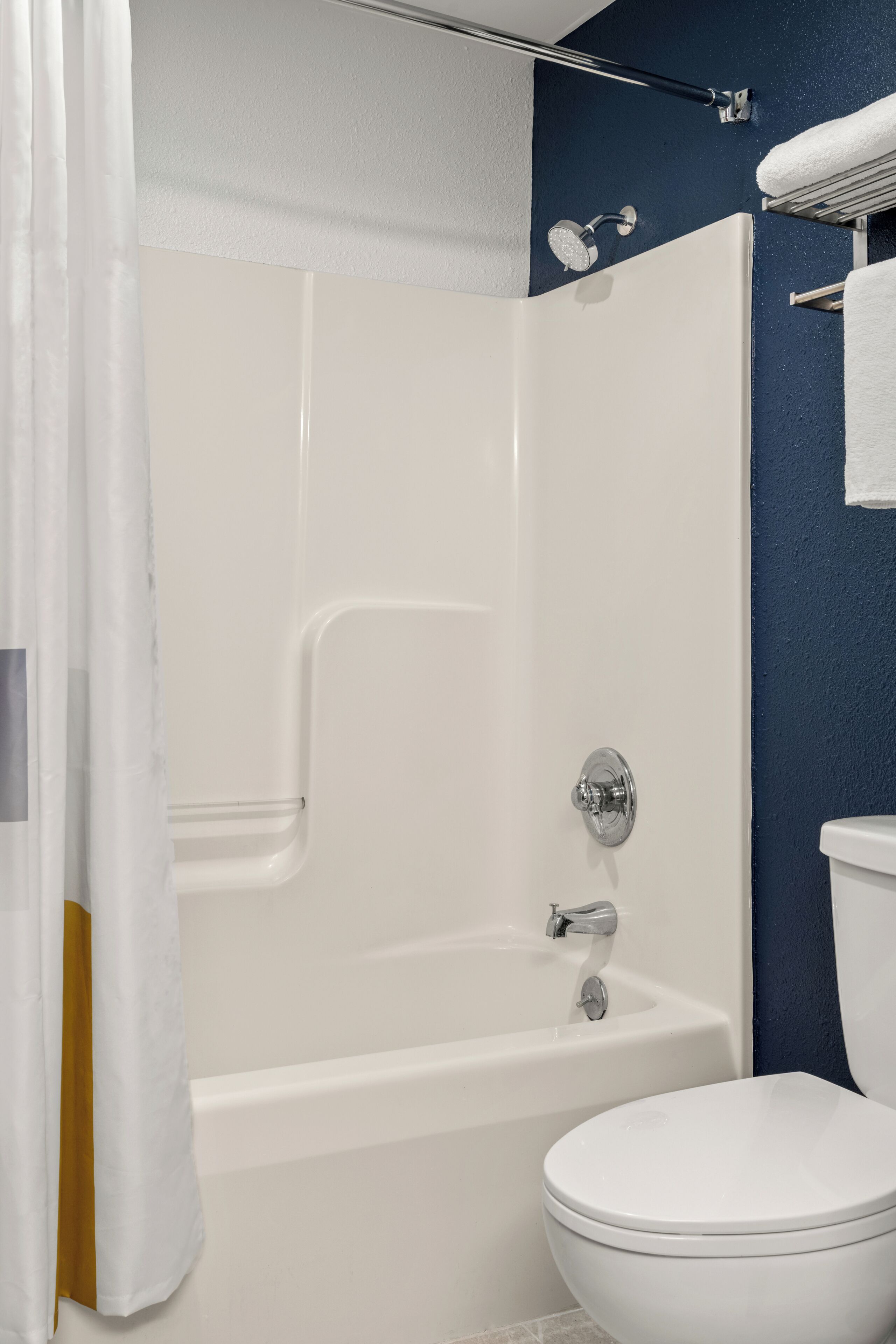 Combined shower/tub, free toiletries, hair dryer, towels