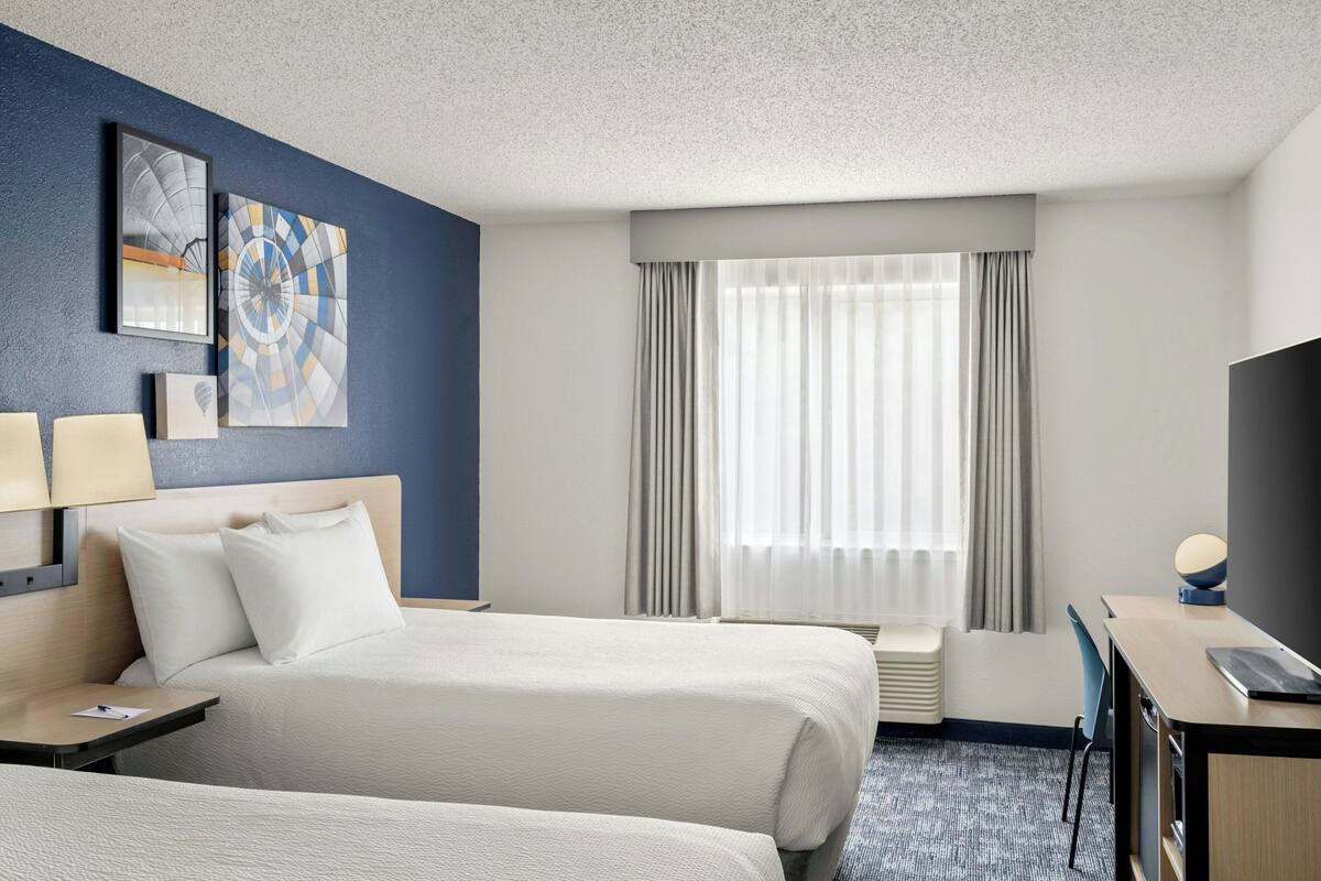 Kamer, 2 tweepersoonsbedden | Luxe beddengoed, een bureau, een laptopwerkplek