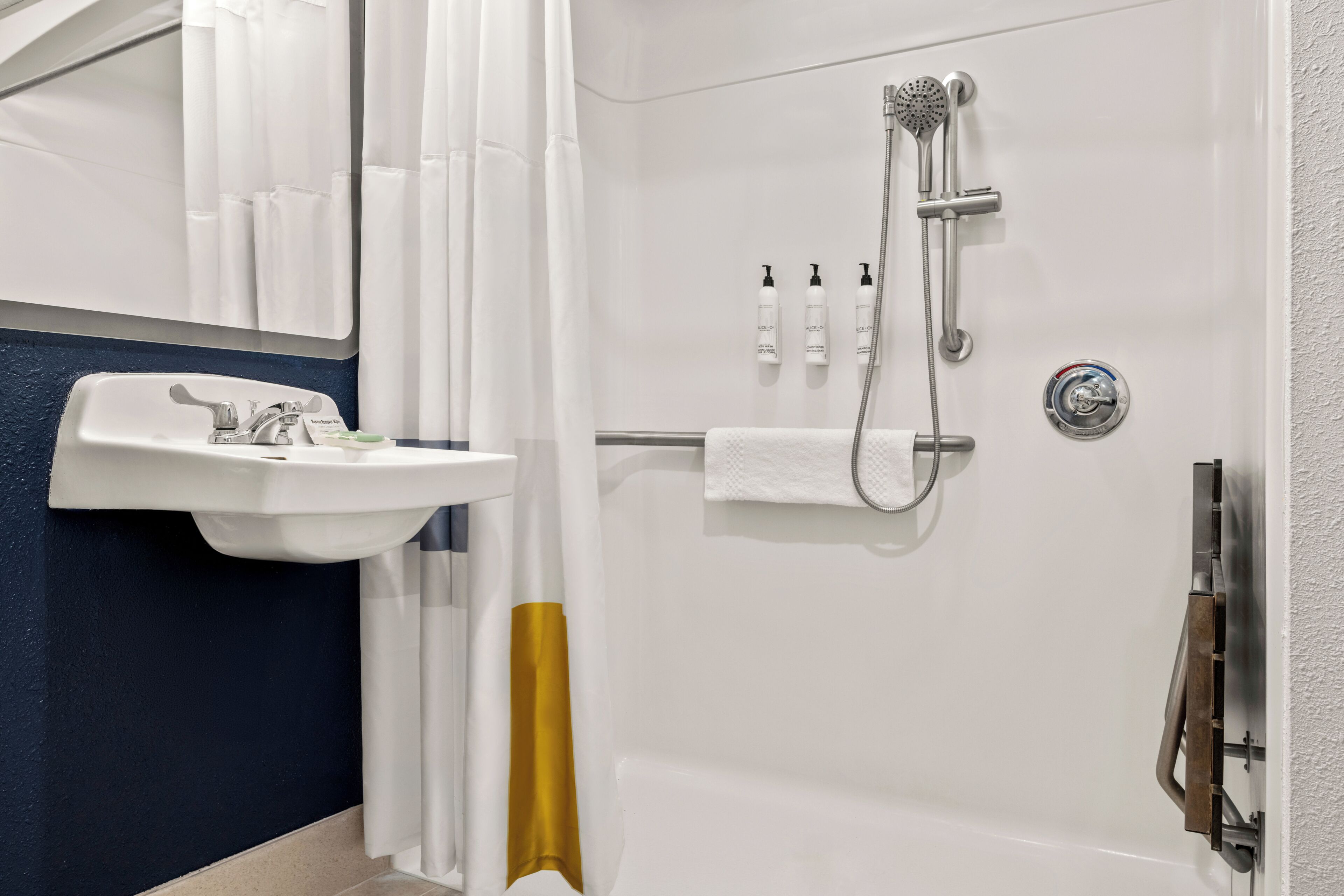 Bañera con ducha, artículos de tocador gratuitos, secador de pelo