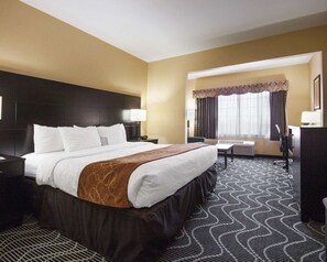 خزنة داخل الغرفة ومكتب وستائر تعتيم ومكواة/لوح كي