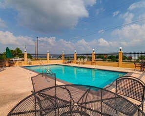 Piscine extérieure en saison