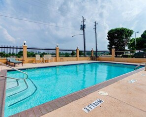 Outdoor pool - Comfort Suites Lake Ray Hubbard (Rowlett)
