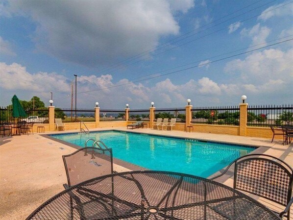 Seasonal outdoor pool - Comfort Suites Lake Ray Hubbard (Rowlett)