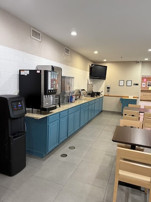 Enjoy cooking and dining in this well-equipped kitchen with a coffee machine, water dispenser, and food warmer.