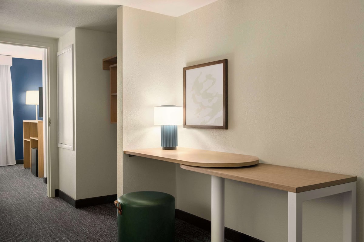 Suite, 1 kingsize-seng | Skrivebord, skrivebord for bærbar PC og strykejern/-brett