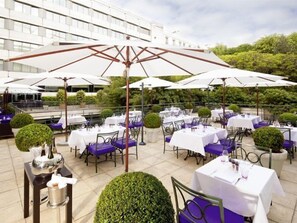Breakfast, lunch, dinner served; French cuisine, garden views - Crowne Plaza Paris - Neuilly, an IHG Hotel (Neuilly-sur-Seine)