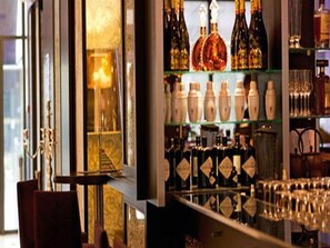 Garden views, serves lunch, dinner, and happy hour - Crowne Plaza Paris - Neuilly, an IHG Hotel (Neuilly-sur-Seine)