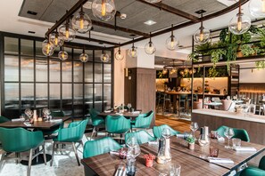 供应早餐、午餐、晚餐和早午餐