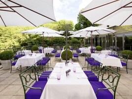 Se sirven desayunos y almuerzos; cocina francesa; con vista al jardín