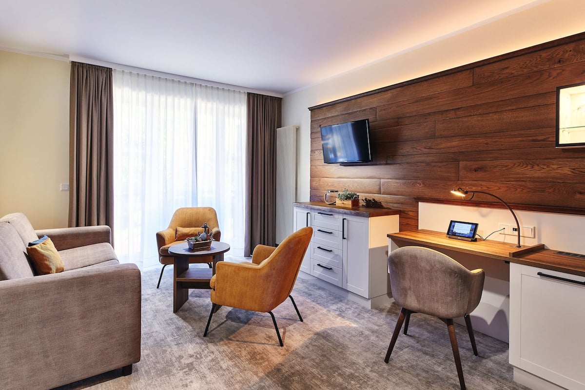 Superior Room, 1 King Bed | 1 bedroom, hypo-allergenic bedding, minibar, in-room safe