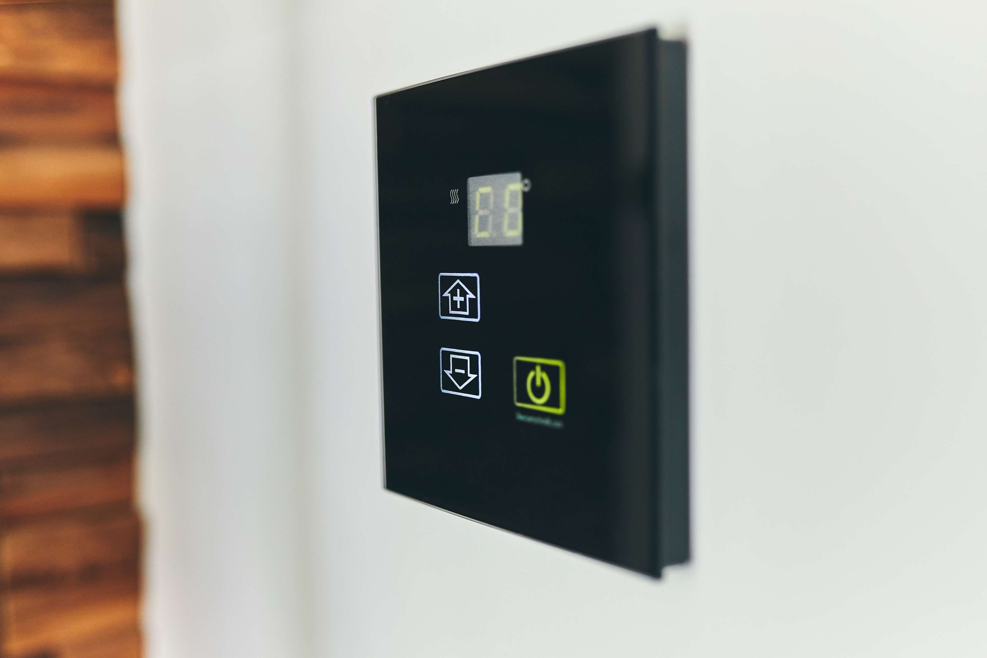 Un panel de control con pantalla digital y tres botones.
