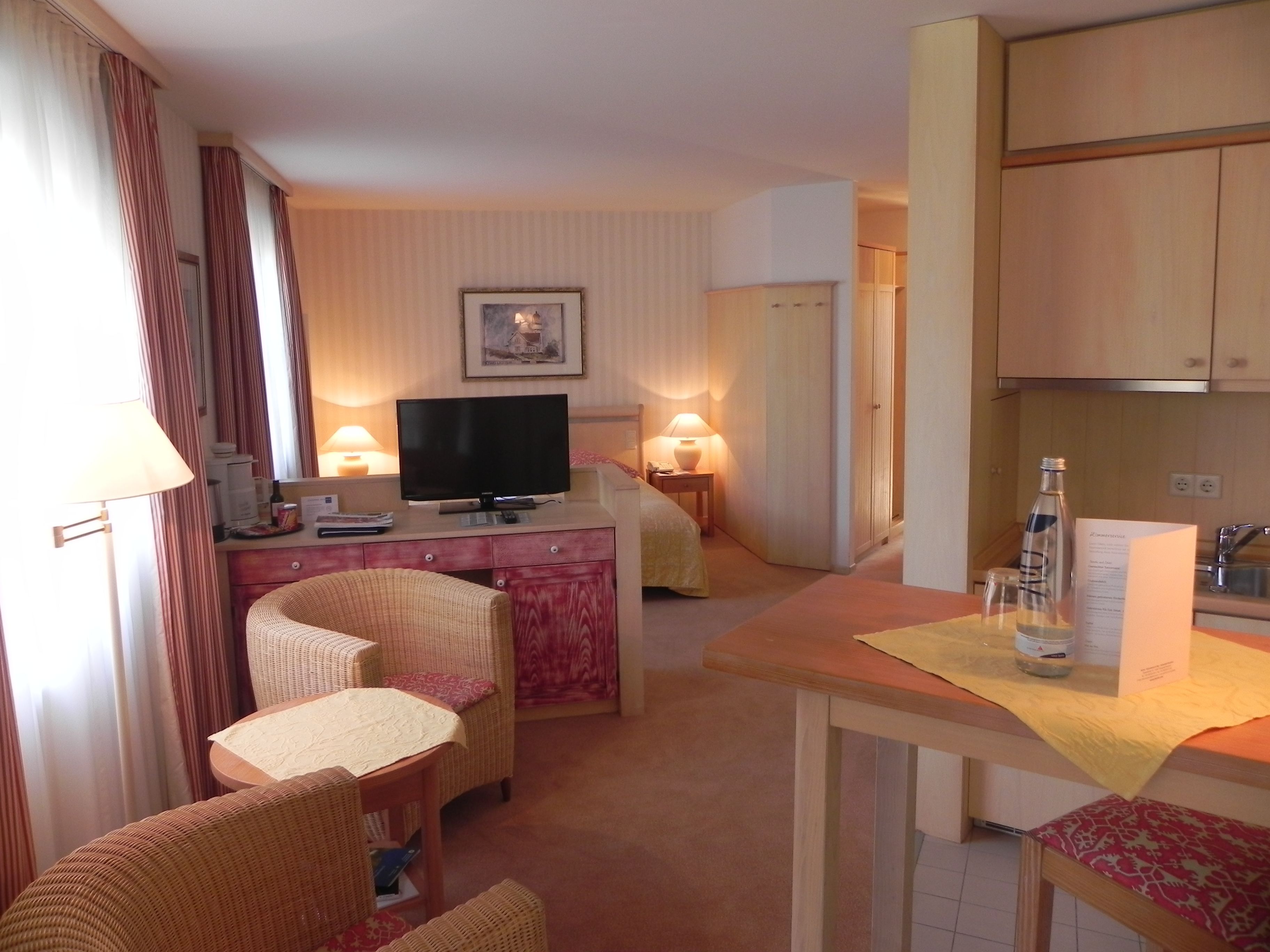 standard room, 1 queen bed | living area