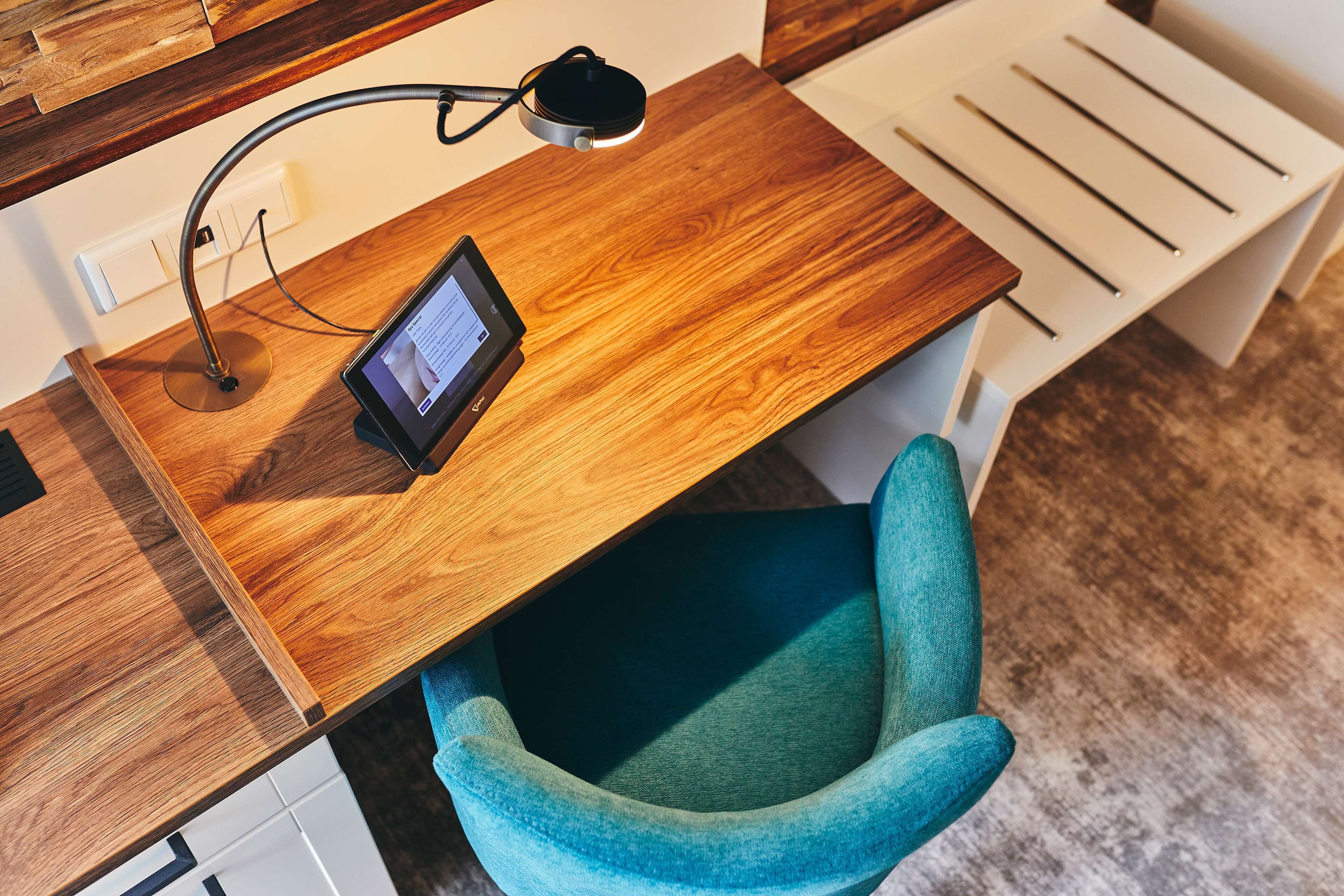 comfort room, 1 king bed | room amenity