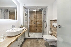 Dusj, toalettartikler (inkludert), hårføner og badekåper