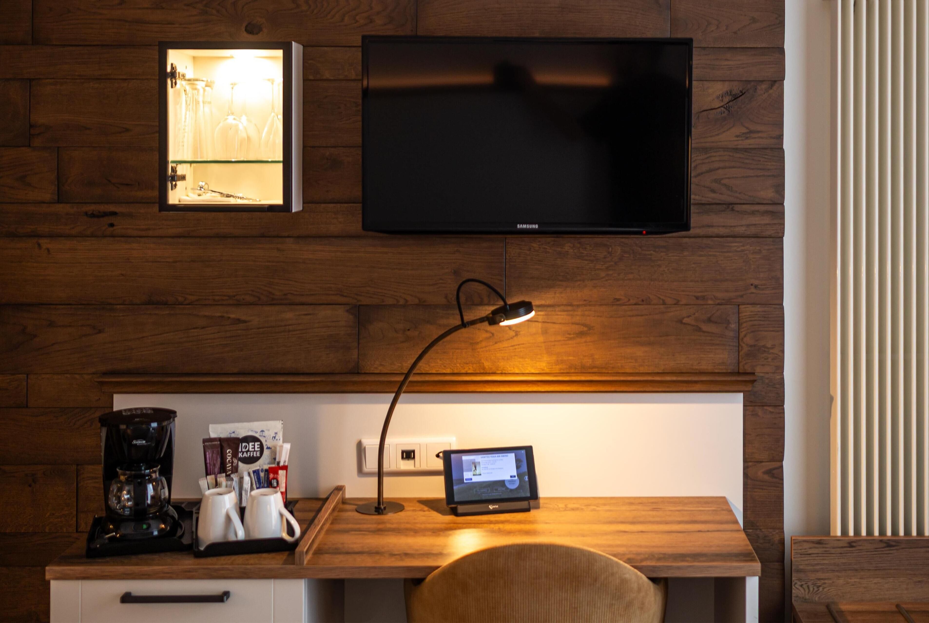 comfort room, 1 king bed | room amenity