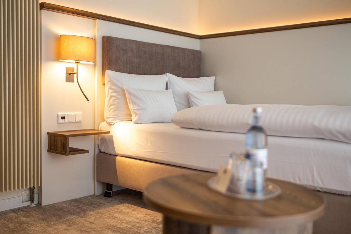 Comfort Room, 1 King Bed | 1 bedroom, hypo-allergenic bedding, minibar, in-room safe