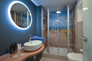 Family Apartment | Bathroom | Shower, free toiletries, hair dryer, bathrobes
