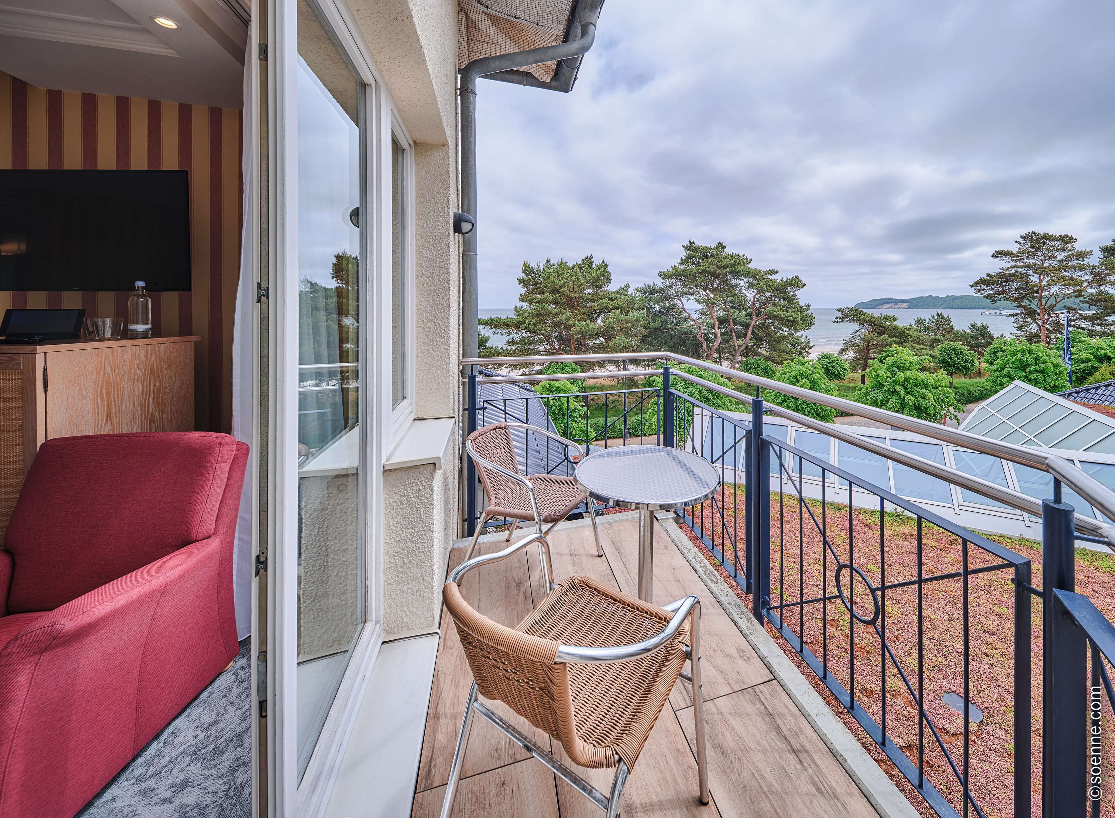 1 bedroom, hypo-allergenic bedding, minibar, in-room safe