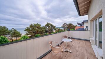 Hypo-allergenic bedding, minibar, in-room safe, individually decorated