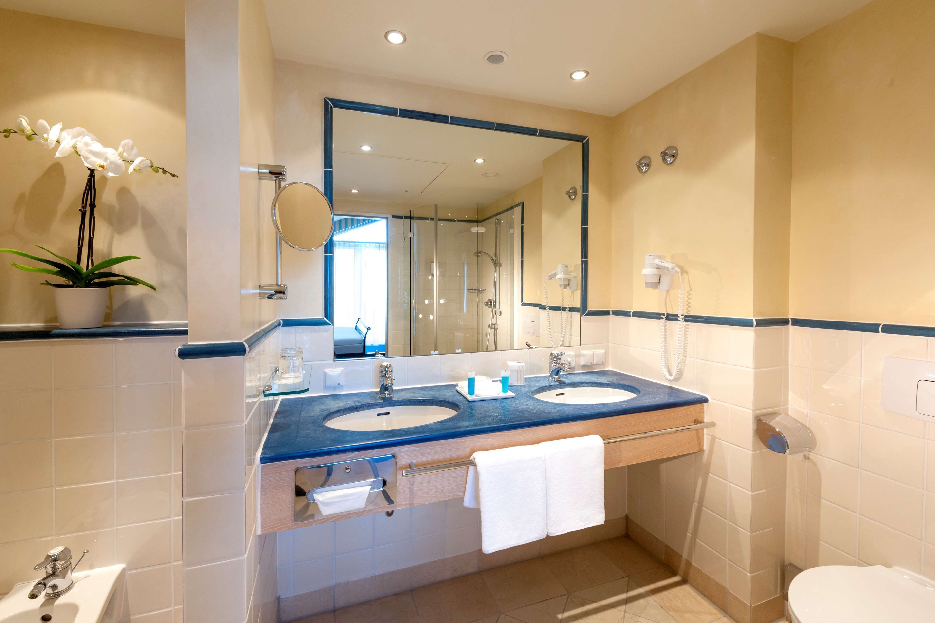 1 bedroom, hypo-allergenic bedding, minibar, in-room safe