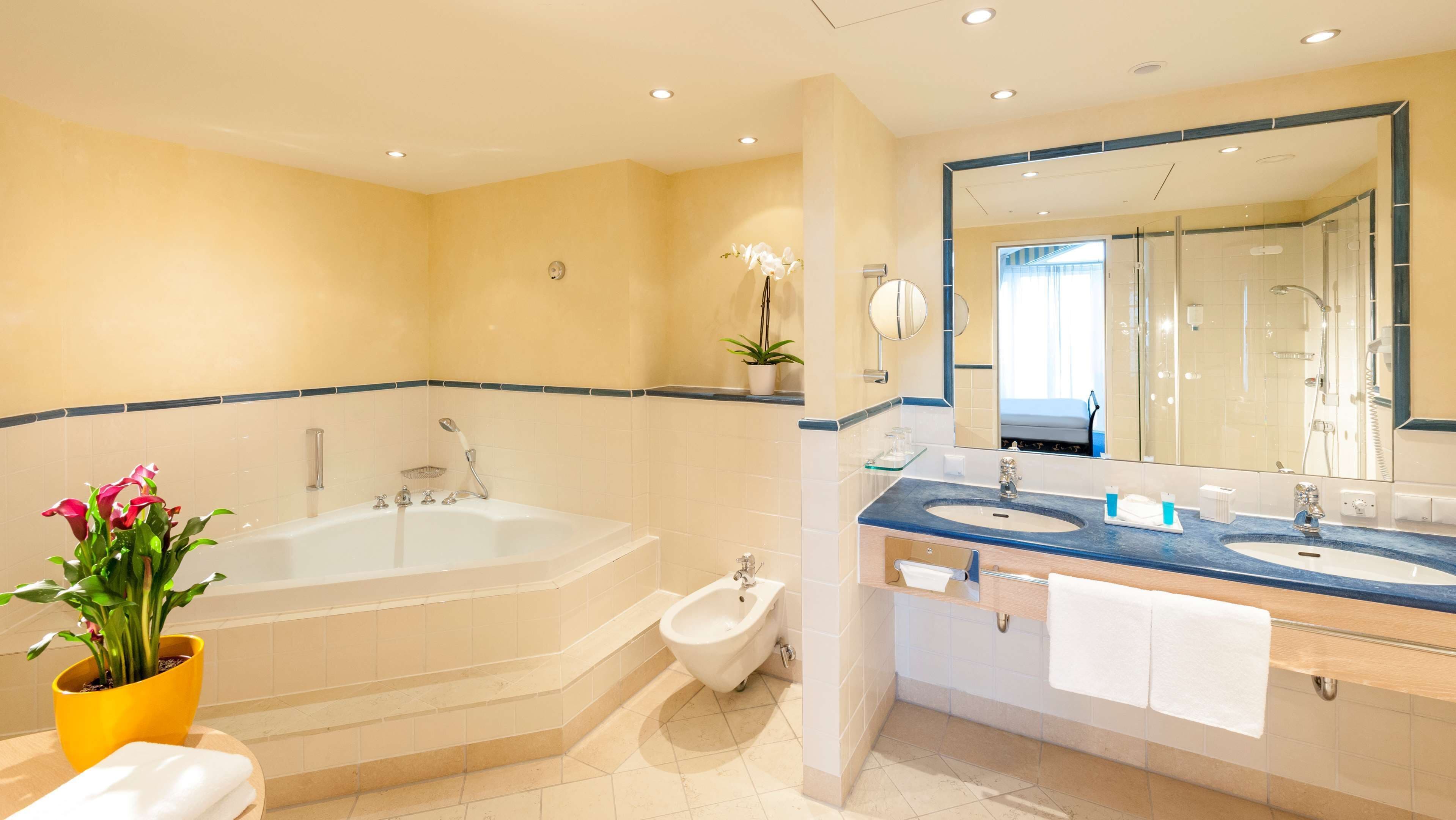 1 bedroom, hypo-allergenic bedding, minibar, in-room safe