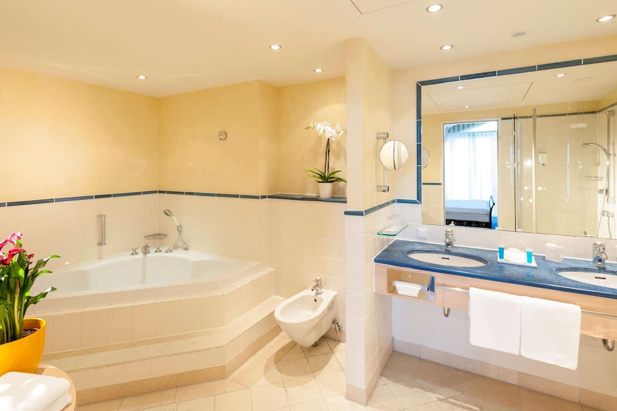 1 bedroom, hypo-allergenic bedding, minibar, in-room safe