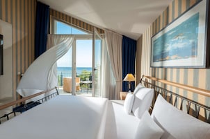 Hypo-allergenic bedding, minibar, in-room safe, individually decorated