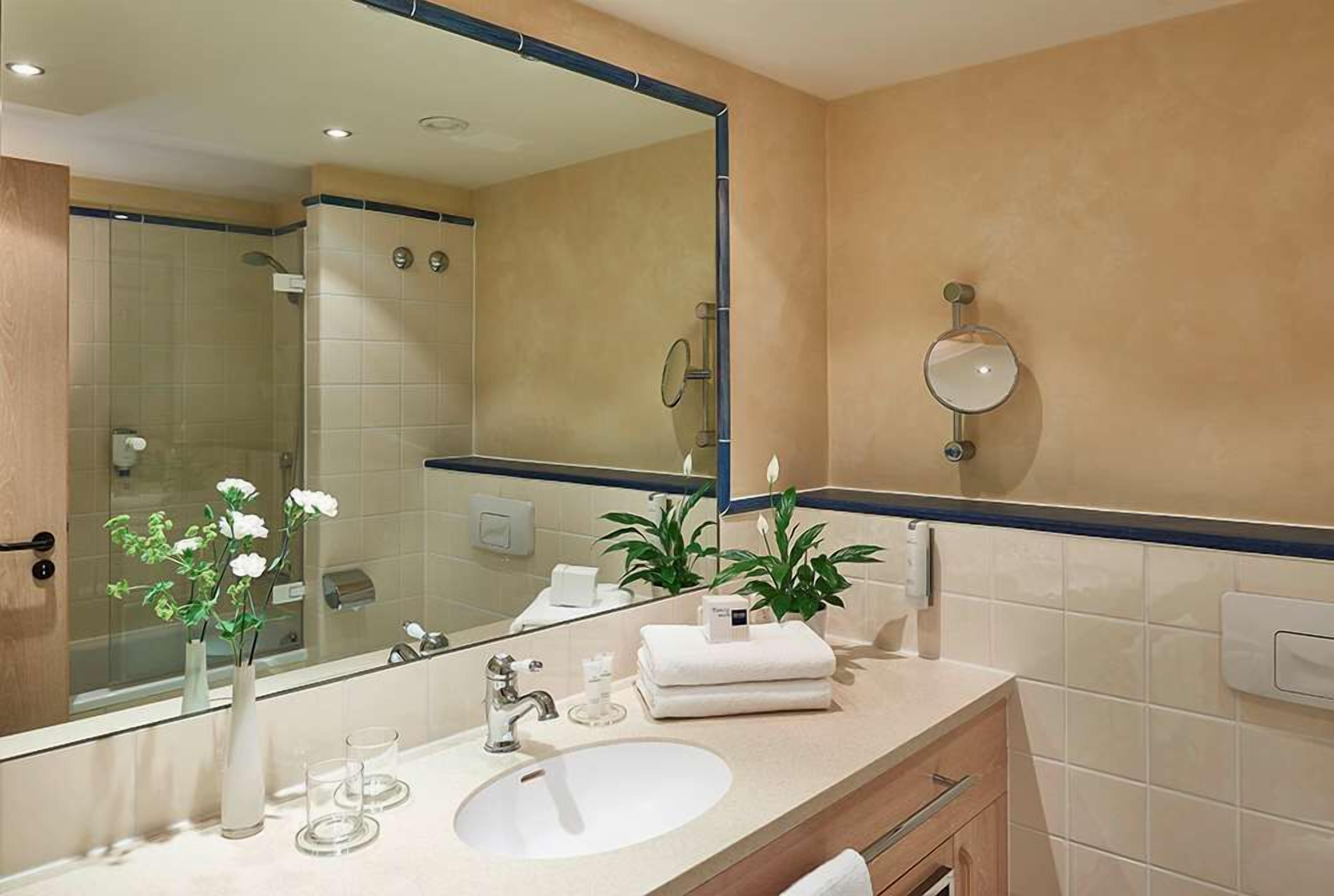 1 bedroom, hypo-allergenic bedding, minibar, in-room safe