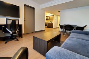 Suite, 1 Katil Raja (King), Non Smoking, Kitchenette (Atlantic) | Meja, seterika/papan seterika, katil bayi/kot (percuma) 