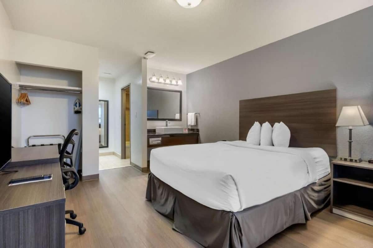 Escritorio, tabla de planchar con plancha, cunas gratuitas