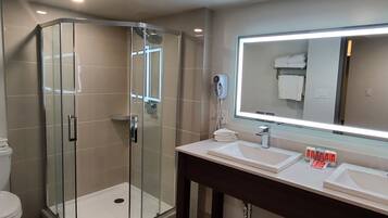 Suite, 1 cama de matrimonio grande, no fumadores, cocina (Atlantic) | Ducha del cuarto de baño