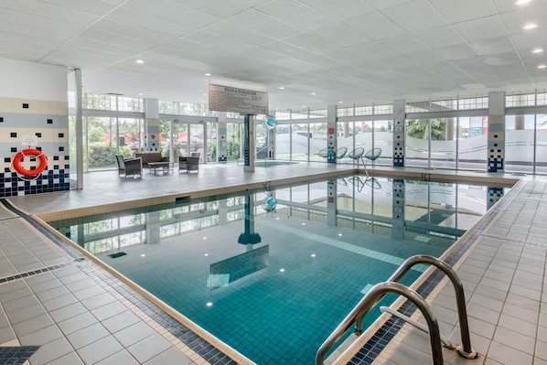 Indoor pool - Super 8 by Wyndham Macleod Trail Calgary (Calgary)