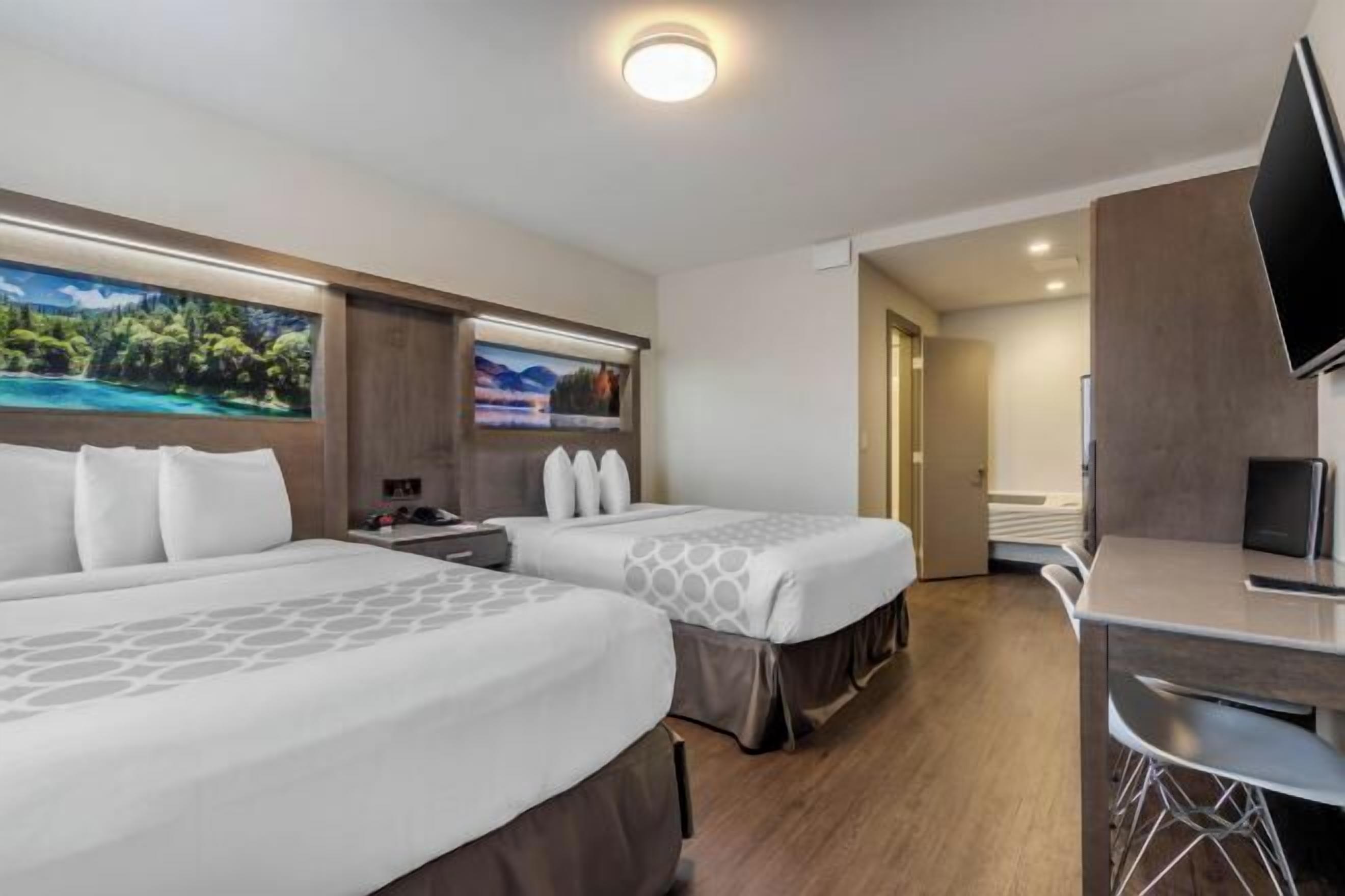 Escritorio, tabla de planchar con plancha, cunas gratuitas