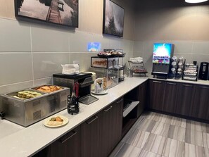 Free daily full breakfast - Super 8 by Wyndham Macleod Trail Calgary (Calgary)