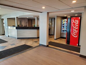 Lobby - Super 8 by Wyndham Macleod Trail Calgary (Calgary)