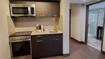 Suite, 1 cama King size, para no fumadores, cocineta (Atlantic) | Cocineta privada | Frigobar, microondas y cafetera y tetera