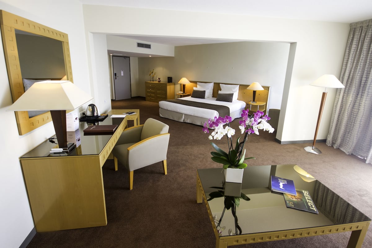 Junior Suite | Minibar, in-room safe, cribs (free), WiFi (free)