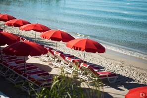 Plage privée, chaises longues, parasols, serviettes de plage