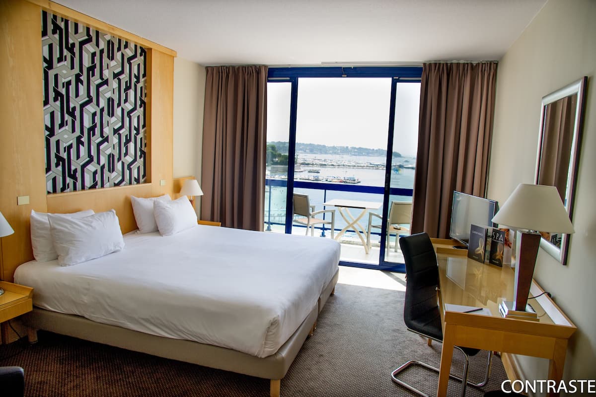 Deluxe Room, Sea View | Minibar, in-room safe, cribs (free), WiFi (free)