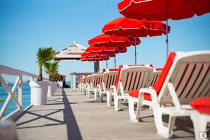 Platja privada, gandules de platja i para-sols per a la platja 