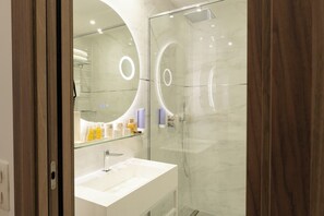 Chambre Balcony | Badezimmer | Kostenlose Toilettenartikel, Haartrockner