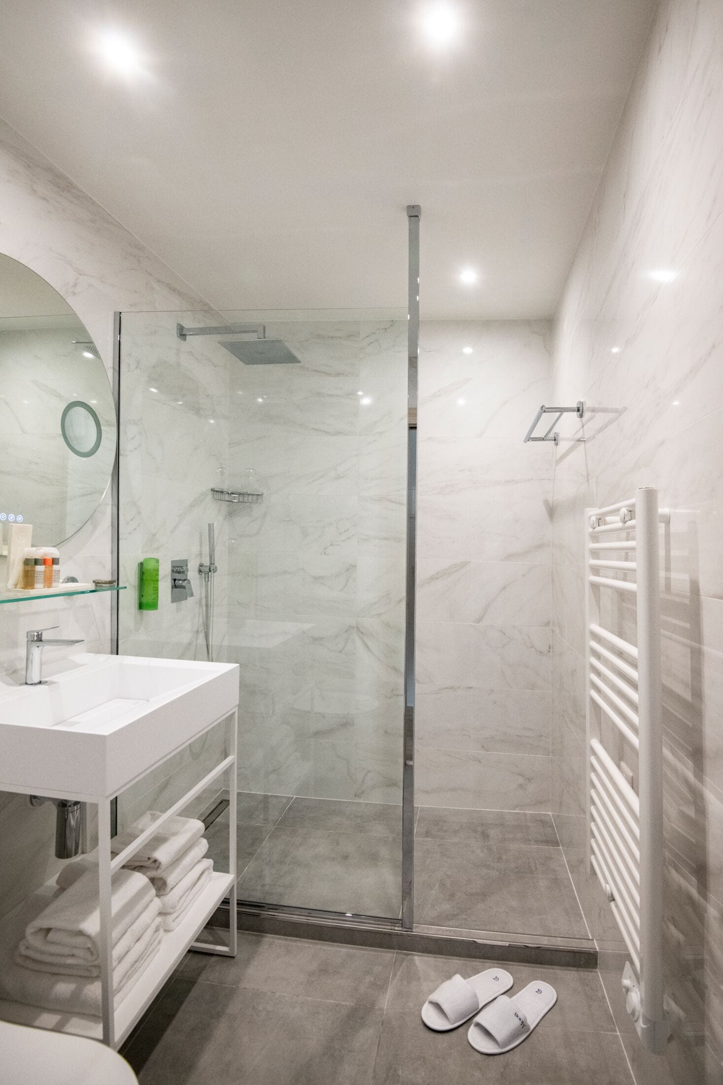 Triple Room | Bathroom | Free toiletries, hair dryer