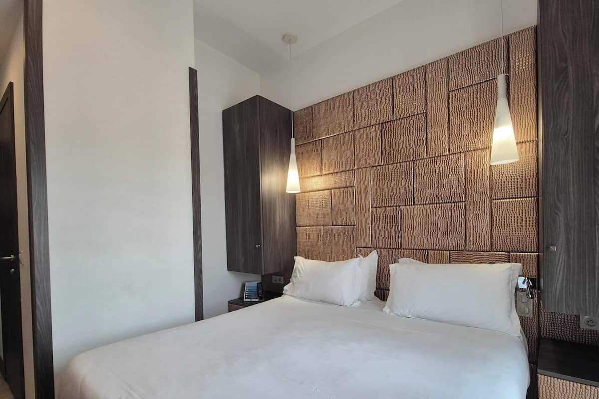 Chambre Classique | Ropa de cama de alta calidad, caja fuerte, decoración individual